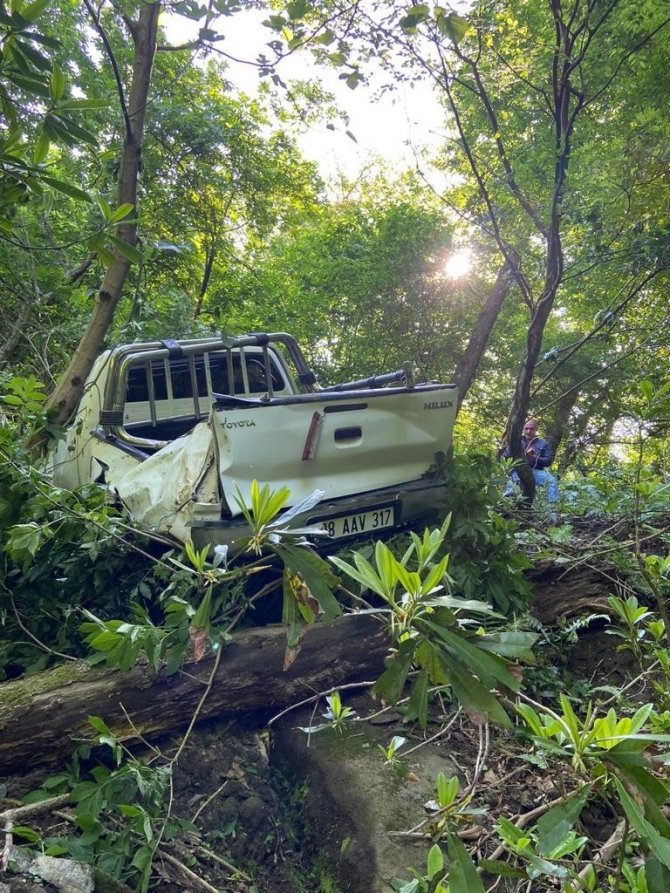 Aracıyla 40 Metre Uçuruma Yuvarlanan Sürücü Ve 3 Gürcü Yolcu Yaralı Kurtuldu