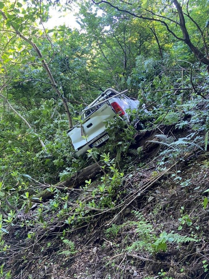 Aracıyla 40 Metre Uçuruma Yuvarlanan Sürücü Ve 3 Gürcü Yolcu Yaralı Kurtuldu