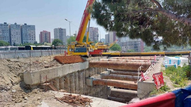 Metro İnşaatındaki Vinç Devrildi
