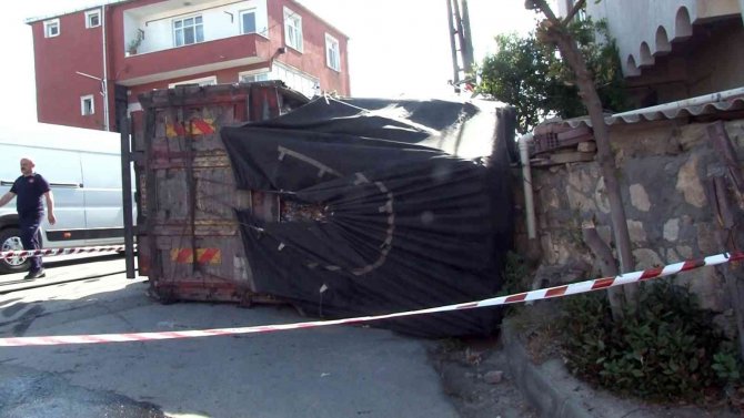 Geri Dönüşüm Malzemeleri Yüklü Kamyonet Yan Yattı: 1 Yaralı