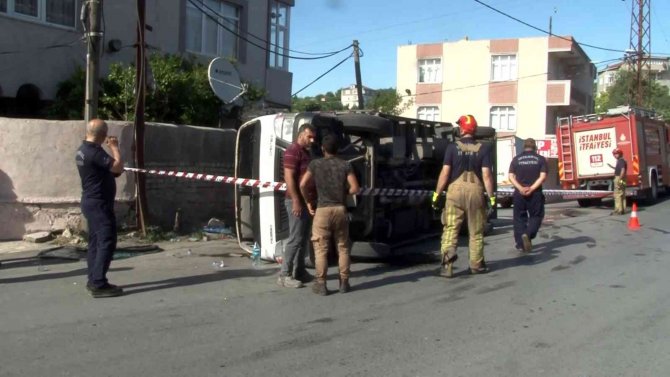 Geri Dönüşüm Malzemeleri Yüklü Kamyonet Yan Yattı: 1 Yaralı