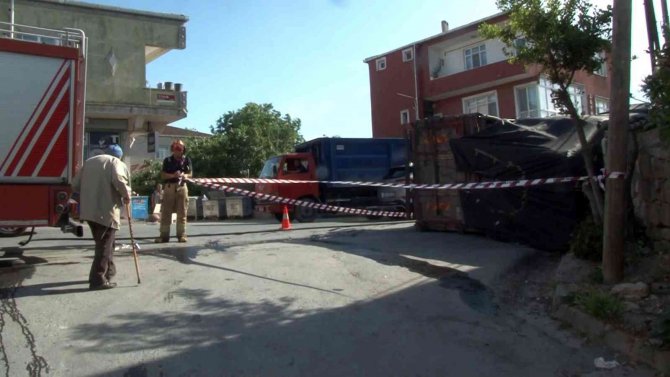 Geri Dönüşüm Malzemeleri Yüklü Kamyonet Yan Yattı: 1 Yaralı