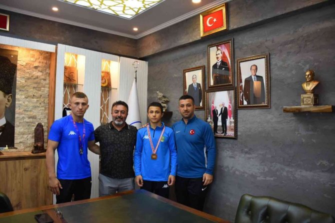 Şampiyon Güreşçiler Başkan Vekilini Ziyaret Etti
