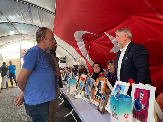 Başkan Aşgın, Diyarbakır Anneleriyle Nöbet Tuttu