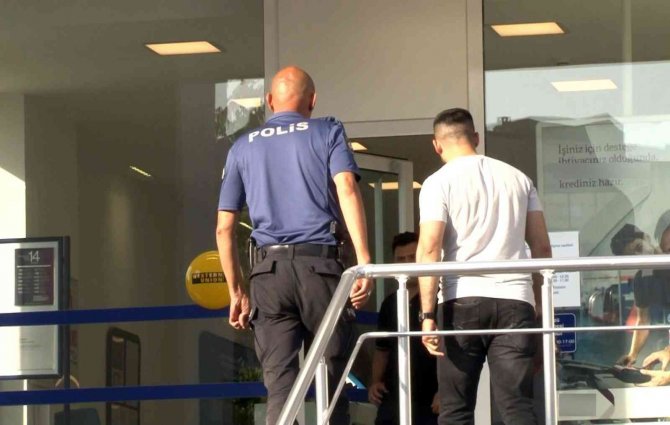 Beylikdüzü’nde Silahlı Banka Soygunu: 80 Bin Dolar Çalıp Kaçtılar