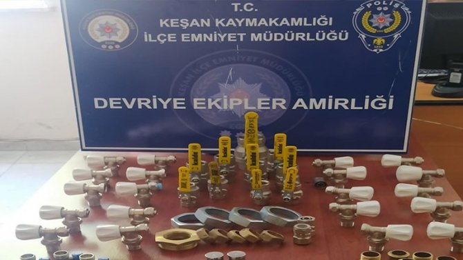 Bir Çanta Dolusu Tesisat Malzemesi İle Polise Yakalandı