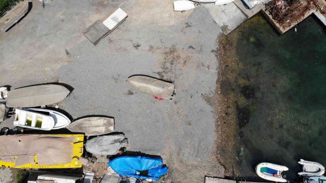 Burgazada’da Kıyıya Toprak Dökülerek Dolgu Yapıldı