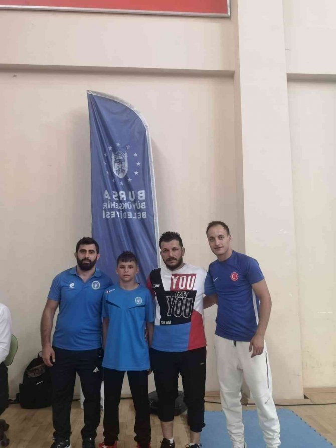 Bursa Büyükşehir Belediyesporlu Güreşçi Emirhan Çetin Türkiye Şampiyonu