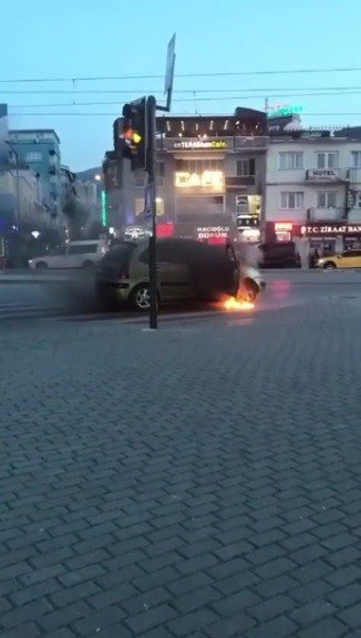 Seyir Halindeki Otomobil Alev Alev Yandı