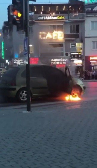 Seyir Halindeki Otomobil Alev Alev Yandı