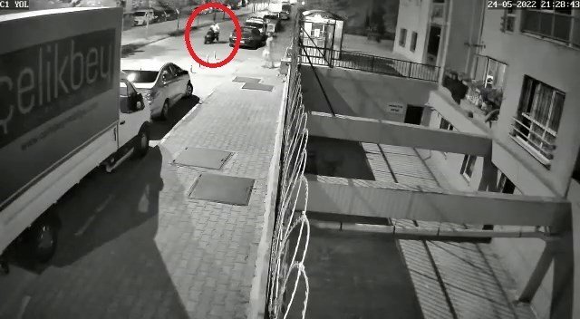 Bursa’da Göz Göre Göre Motosiklet Hırsızlığı Kamerada