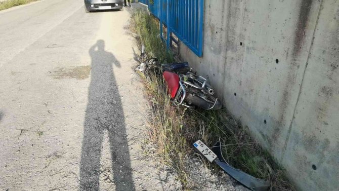 Selfie Çekerken Motosikletle Duvara Çarpıp Kanala Düştüler: 2 Yaralı