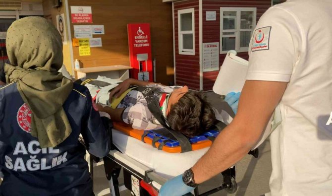 Selfie Çekerken Motosikletle Duvara Çarpıp Kanala Düştüler: 2 Yaralı