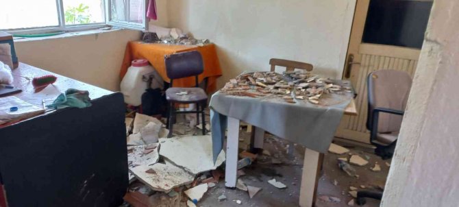 Kahvehanede Çay İçerlerken Tavan Çöktü: 1’i Ağır 2 Yaralı