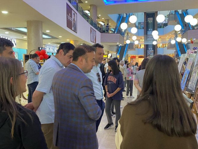 Öğrencilerin Resim Sergisine Yoğun İlgi