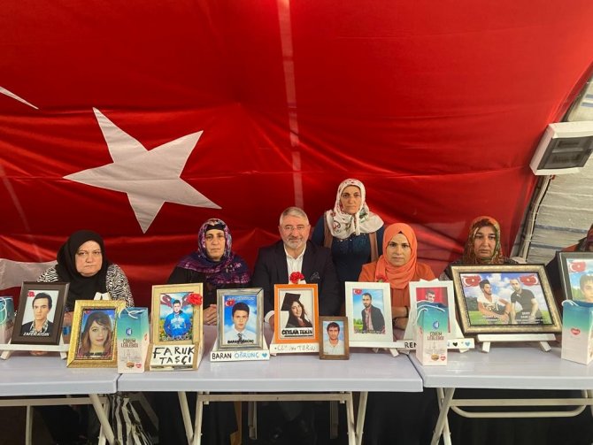 Başkan Aşgın, Diyarbakır Anneleriyle Nöbet Tuttu