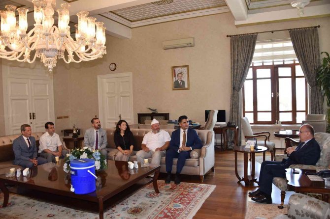 Vali Karadeniz’e Kırkağaç Kavunu Çekirdeğinden Yapılan ‘Sübiye’ İkram Edildi