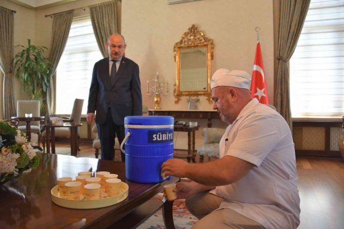 Vali Karadeniz’e Kırkağaç Kavunu Çekirdeğinden Yapılan ‘Sübiye’ İkram Edildi
