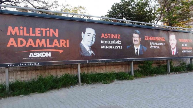 Chp’nin Kampa Girdiği Van’da "Menderes’i Astınız, Özal’ı Zehirlediniz, Erdoğan’ı Yedirmeyiz" Afişleri