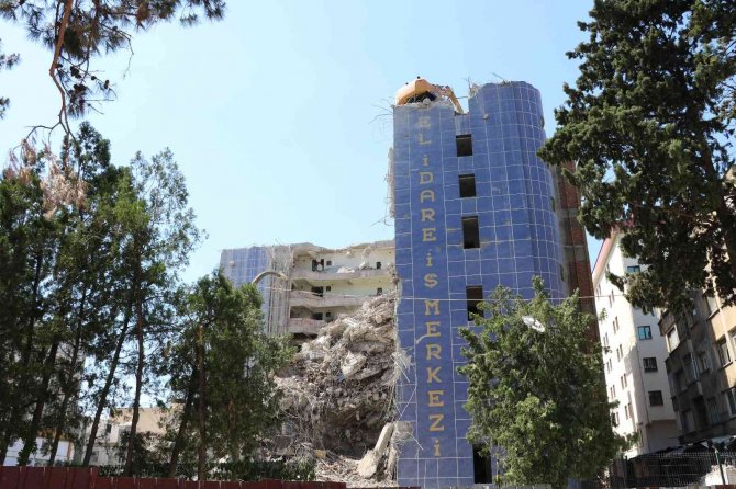 Dünyanın En Saçma Binasının Dev Sütunları Yıkıldı