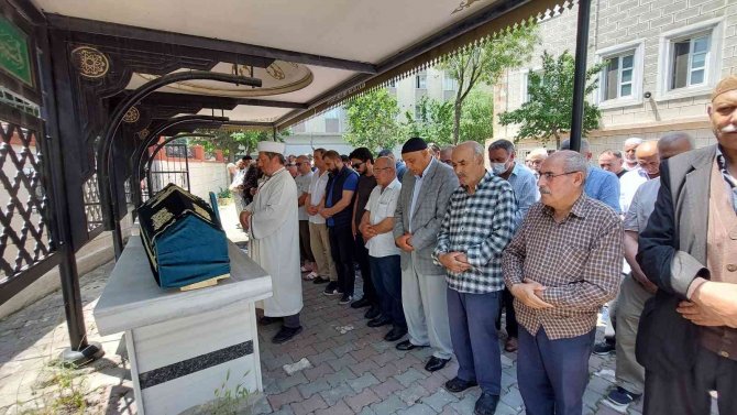Fatih’teki Silahlı Çatışmada Ölen Adam Gözyaşları İçinde Defnedildi