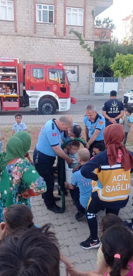Çöp Kovasına Sıkışan Çocuğu İtfaiye Kurtardı