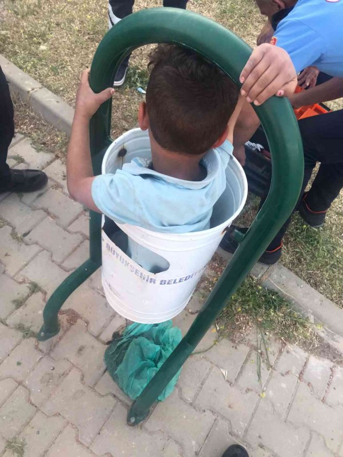 Çöp Kovasına Sıkışan Çocuğu İtfaiye Kurtardı
