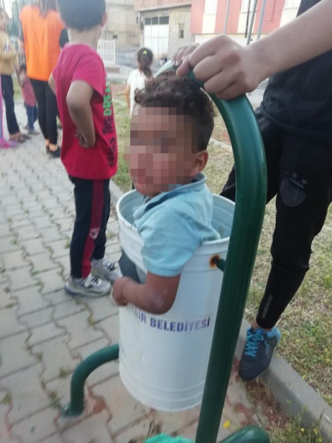 Çöp Kovasına Sıkışan Çocuğu İtfaiye Kurtardı