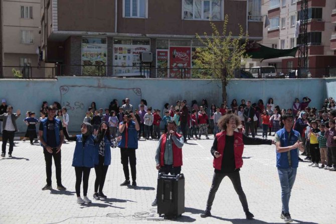 500 Çocuk ’Merkezim Her Yerde’ Projesi Etkinliğinde Doyasıya Eğlendi