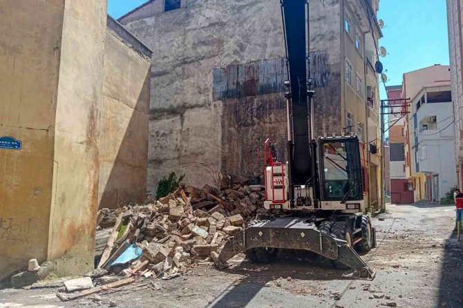 Giresun’da Metruk Binalar Yıkılıyor