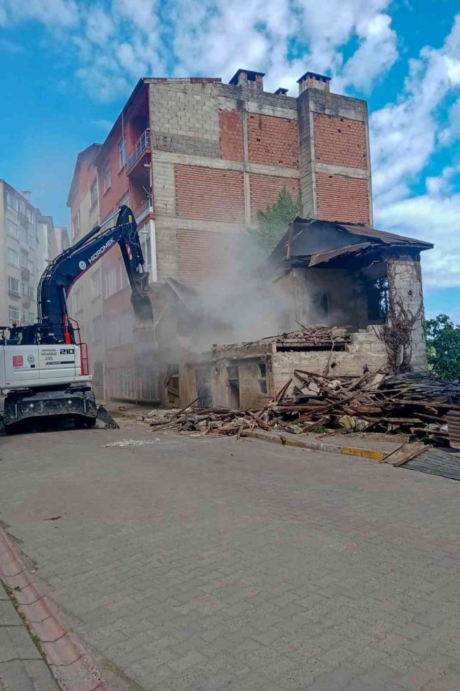 Giresun’da Metruk Binalar Yıkılıyor