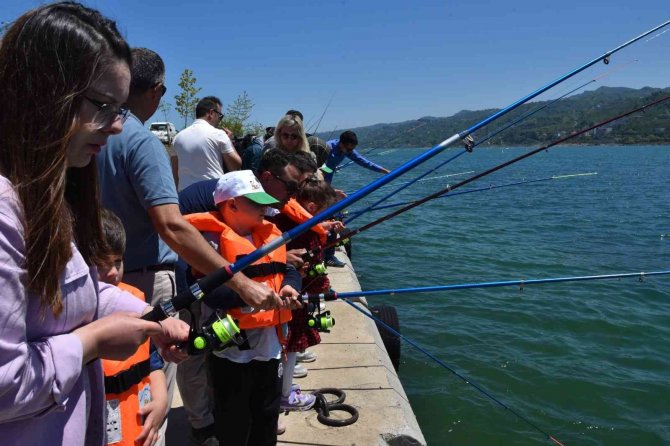 Görele’de Çocuklara Olta Takımı Dağıtıldı