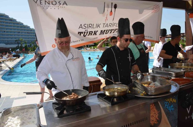 Hem Tatil, Hem De Türk Yemeği Yaptılar