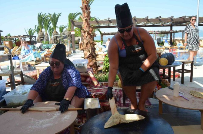Hem Tatil, Hem De Türk Yemeği Yaptılar