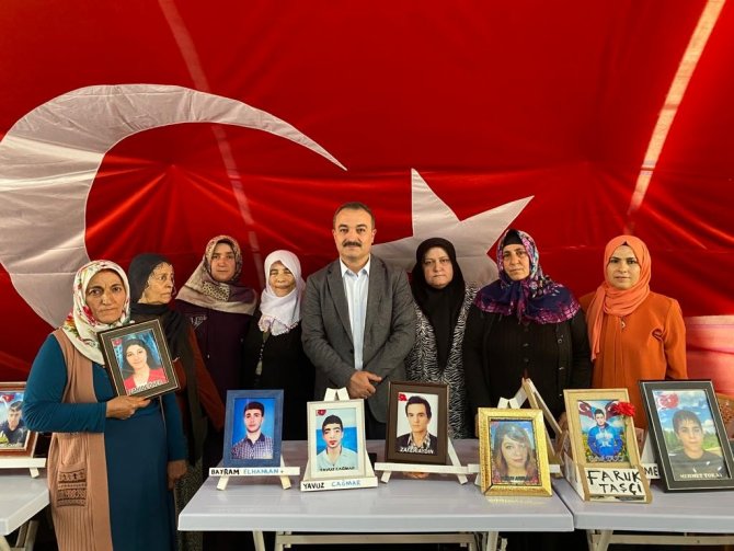 Başkan Aşgın, Diyarbakır Anneleriyle Nöbet Tuttu