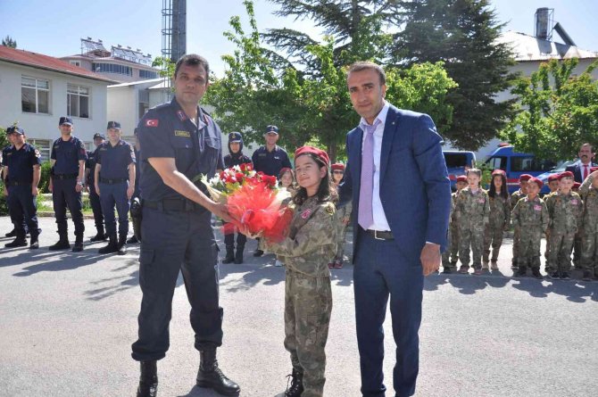 Minik Öğrencilerden Jandarmaya Moral