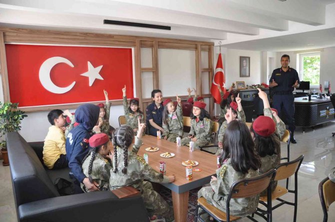 Minik Öğrencilerden Jandarmaya Moral