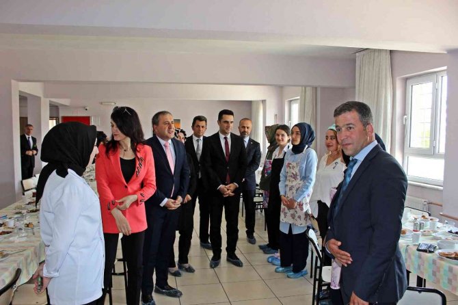 Aşçı Yardımcılığı Kursiyerleri Hünerlerini Sergiledi