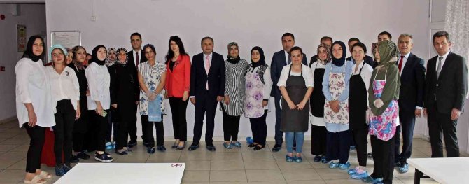 Aşçı Yardımcılığı Kursiyerleri Hünerlerini Sergiledi