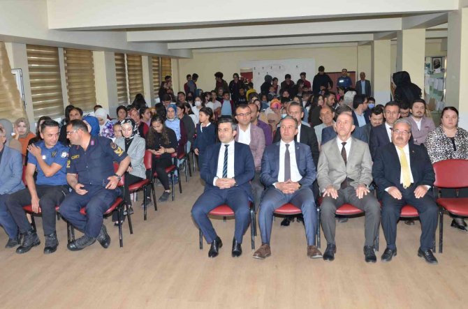 Okuma Yarışmasında Dereceye Girenlere Ödülleri Verildi