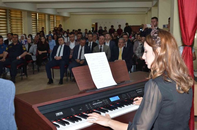 Okuma Yarışmasında Dereceye Girenlere Ödülleri Verildi