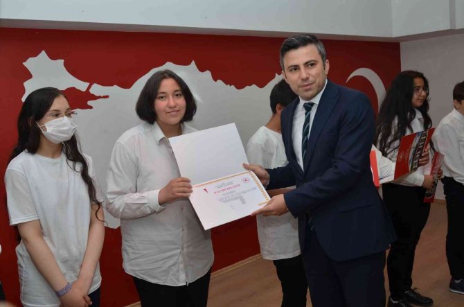 Okuma Yarışmasında Dereceye Girenlere Ödülleri Verildi