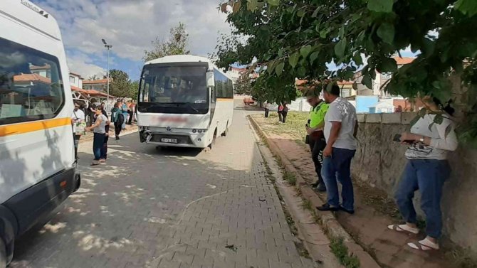 Freni Patlayan Midibüs 4 Lise Öğrencisine Çarptı