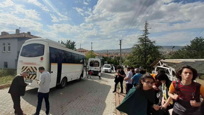 Freni Patlayan Midibüs 4 Lise Öğrencisine Çarptı