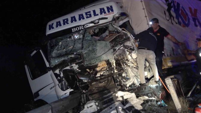 Feci Kazada Tır İle Kamyon Kafa Kafaya Çarpıştı: Baba Öldü, Oğlu Yaralandı