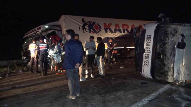 Feci Kazada Tır İle Kamyon Kafa Kafaya Çarpıştı: Baba Öldü, Oğlu Yaralandı