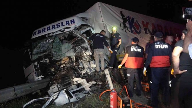 Feci Kazada Tır İle Kamyon Kafa Kafaya Çarpıştı: Baba Öldü, Oğlu Yaralandı
