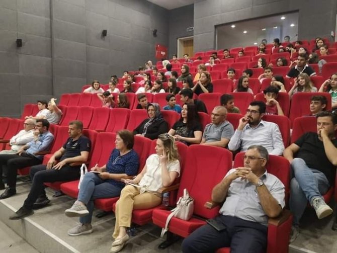 Bilgi Yarışmasının Birincisi Sarıgöl Atatürk Ortaokulu Oldu