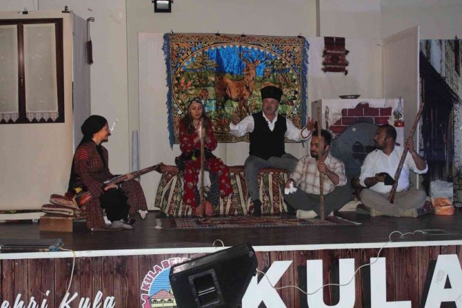 ’Gördes’in Yiğit Kızı Asker Makbule’ Tiyatro Gösterisi Kula’da Sahne Aldı
