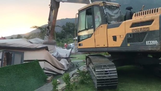Köyceğiz’de Kaçak Yapılar Yıkılıyor